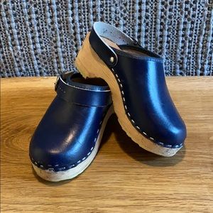 Blue leather Hanna Andersson clogs